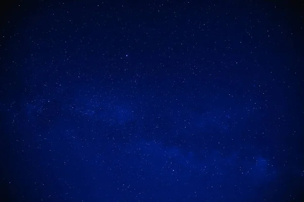 暗い夜空に天の川の星. — ストック写真