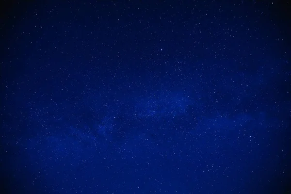 Via Láctea estrelas em um céu escuro noite . — Fotografia de Stock