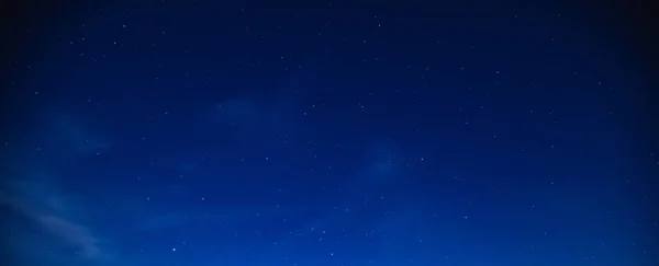 Gwiazdy Drogi Mlecznej na ciemnym nocnym niebie. — Zdjęcie stockowe
