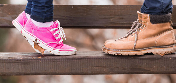 Пара на открытом воздухе, наслаждаясь хорошей осенью / зимой
.