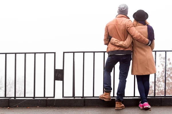 Casal ao ar livre desfrutando de tempo agradável outono / inverno . — Fotografia de Stock