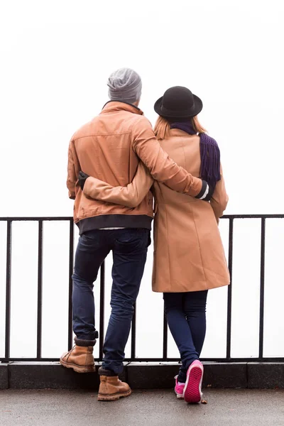 Pareja al aire libre disfrutando de agradable otoño / invierno . — Foto de Stock