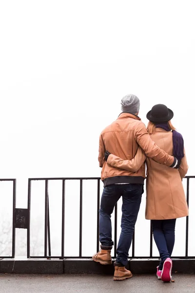 Paar im Freien genießt schöne Herbst- / Winterzeit. — Stockfoto