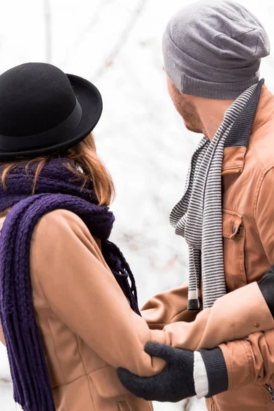 Pareja al aire libre disfrutando de agradable otoño / invierno . — Foto de Stock