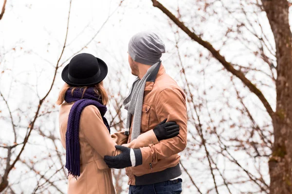 Пара на відкритому повітрі насолоджується приємним осіннім / зимовим часом . — стокове фото