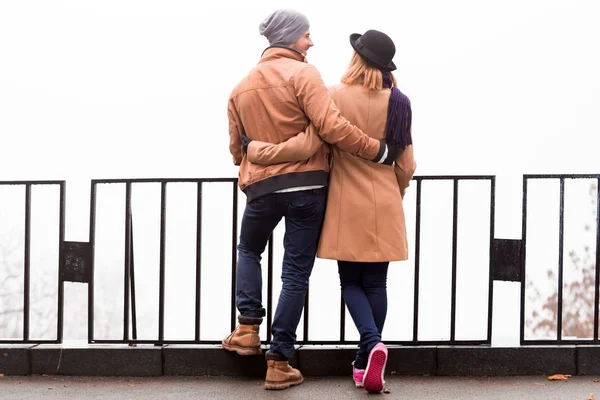 Casal ao ar livre desfrutando de tempo agradável outono / inverno . — Fotografia de Stock