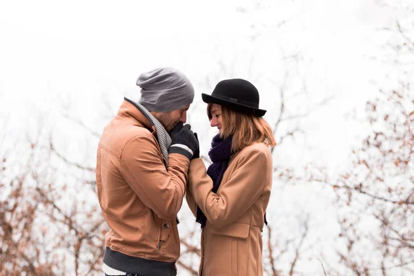 Casal ao ar livre desfrutando de tempo agradável outono / inverno . — Fotografia de Stock