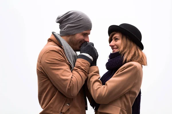 Pareja al aire libre disfrutando de agradable otoño / invierno . — Foto de Stock