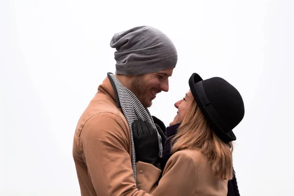 Pareja al aire libre disfrutando de agradable otoño / invierno . — Foto de Stock