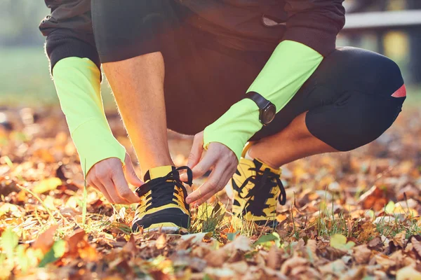 Preparación para correr en el parque de color otoño . — Foto de Stock