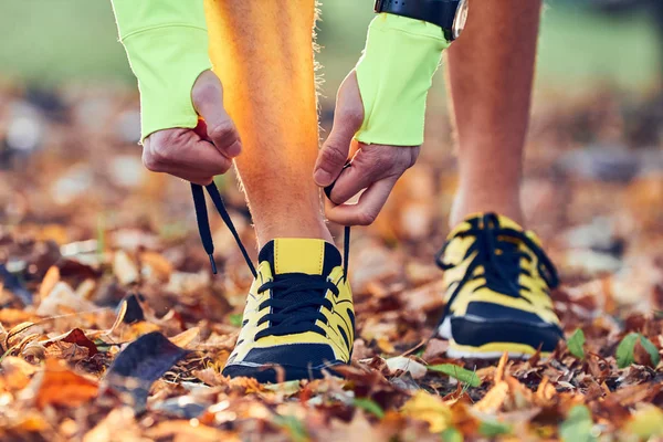 Preparación para correr en el parque de color otoño . — Foto de Stock