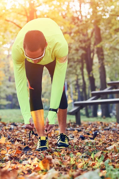 Preparación para correr en el parque de color otoño . — Foto de Stock