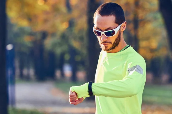 Mężczyzna przygotowujący się do joggingu / ćwiczeń w parku. — Zdjęcie stockowe