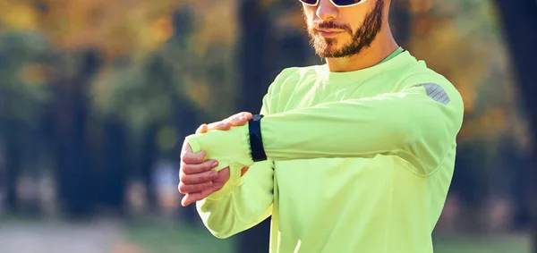 Hombre preparándose para correr / hacer ejercicio en el parque . — Foto de Stock