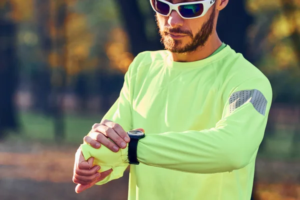 Hombre preparándose para correr / hacer ejercicio en el parque . — Foto de Stock