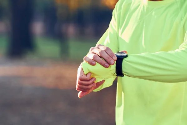 Hombre preparándose para correr / hacer ejercicio en el parque . — Foto de Stock