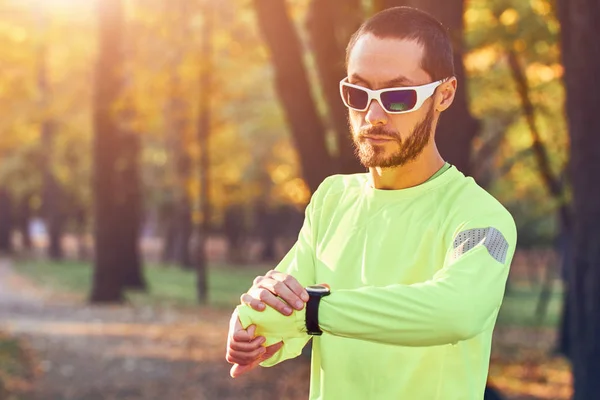 Mężczyzna przygotowujący się do joggingu / ćwiczeń w parku. — Zdjęcie stockowe