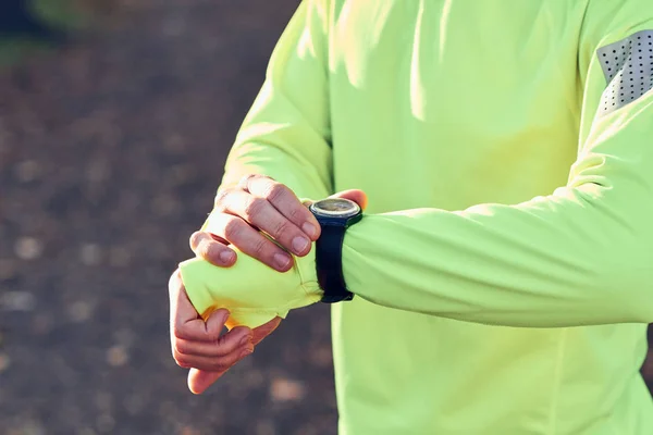 Hombre preparándose para correr / hacer ejercicio en el parque . — Foto de Stock