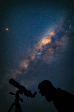 Teleskopla Ay 'ı ve yıldızları izleyen bir astronom. Benim...