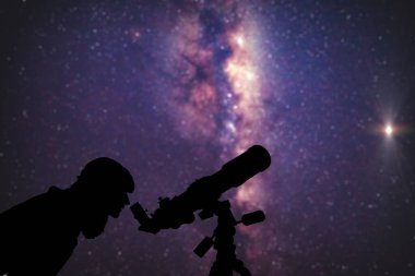 Teleskopla Ay 'ı ve yıldızları izleyen bir astronom. Benim...