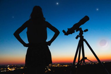 Teleskopla gökbilimci yıldızları ve Ay 'ı izliyor. 