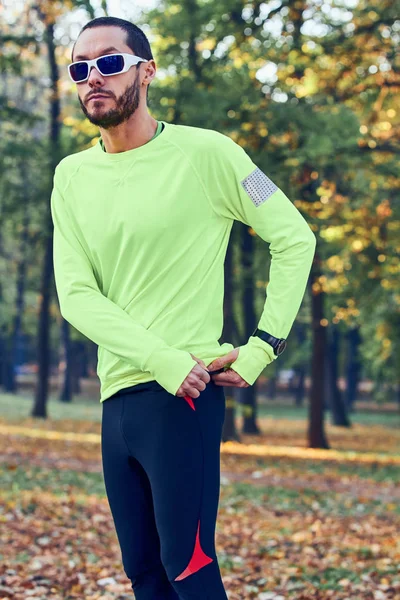 Mężczyzna przygotowujący się do joggingu / ćwiczeń w parku. — Zdjęcie stockowe