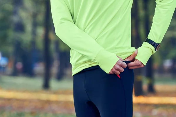 Hombre preparándose para correr / hacer ejercicio en el parque . — Foto de Stock