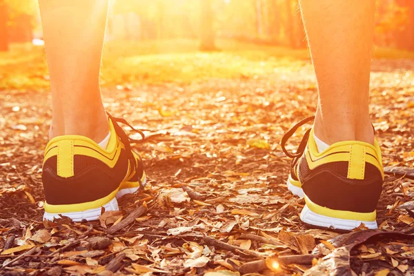 Mann mit Joggingschuhen im Park. — Stockfoto