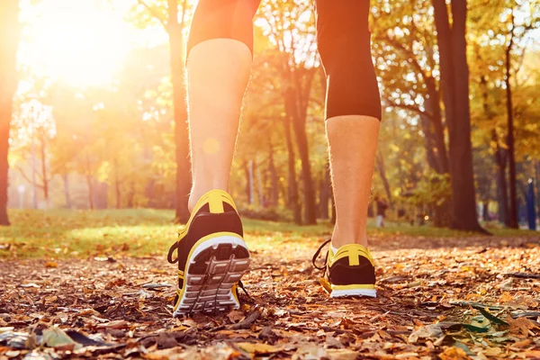 Mann mit Joggingschuhen im Park. — Stockfoto