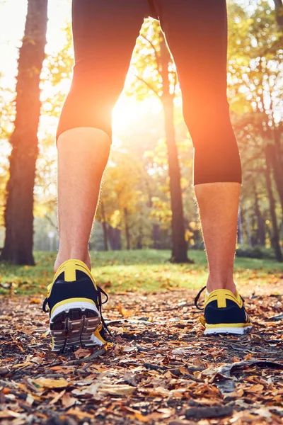 Hombre con zapatillas de correr / zapatos en el parque . — Foto de Stock