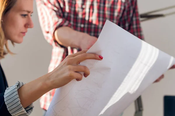 Equipo formado por jóvenes arquitectos en la soleada oficina . — Foto de Stock