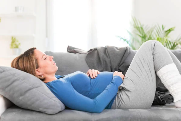 Вагітна втомлена виснажена жінка з проблемами шлунку вдома на — стокове фото