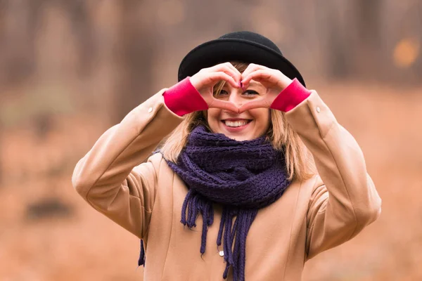 Jovem mulher ao ar livre fazendo coração - símbolo de forma para o amor e ro — Fotografia de Stock