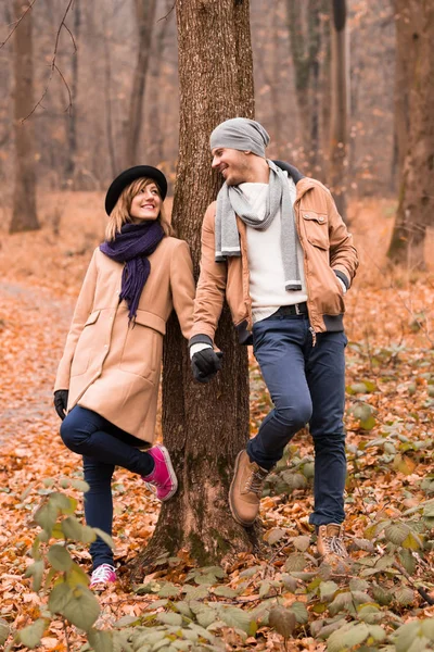 Para w parku ciesząca się miłą jesienią / zimą. — Zdjęcie stockowe