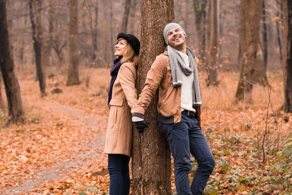 Пара в парку насолоджується приємним осіннім / зимовим часом . — стокове фото