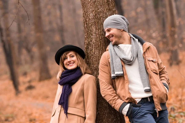 Casal no parque desfrutando de tempo agradável outono / inverno . — Fotografia de Stock