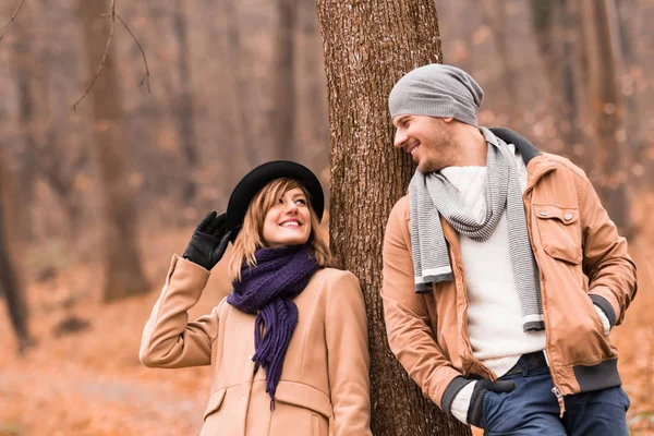 Para w parku ciesząca się miłą jesienią / zimą. — Zdjęcie stockowe