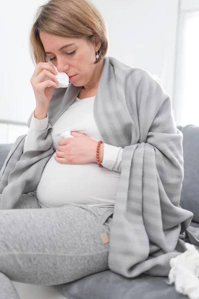 Wanita hamil terserang flu, flu, virus, duduk di rumah di c — Stok Foto