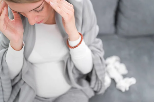 Mulher grávida pegar frio, gripe, vírus, sentado em casa em um c — Fotografia de Stock
