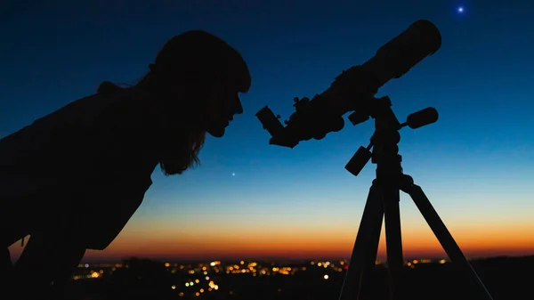 Astronomo con un telescopio che osserva le stelle e la Luna con — Foto Stock