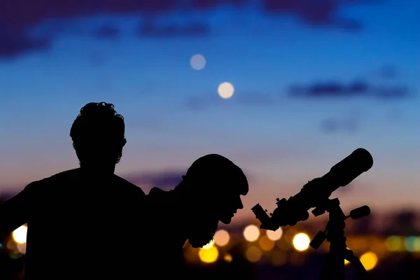 Pareja bajo las estrellas de la Vía Láctea. Mi trabajo de astronomía . —  Fotos de Stock