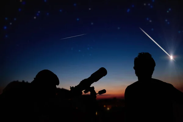 Paar unter den Sternen der Milchstraße. meine astronomische Arbeit. — Stockfoto