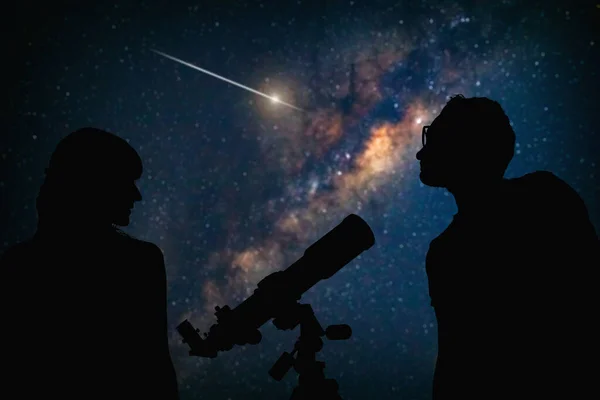 Par under Vintergatans stjärnor. Mitt astronomi arbete. — Stockfoto