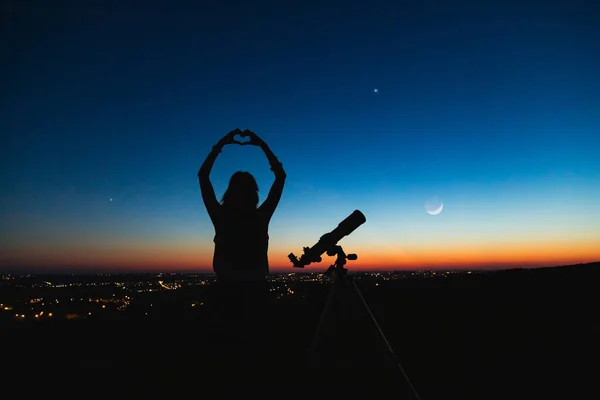 Астроном з телескопом, який спостерігає за зірками і Місяцем — стокове фото