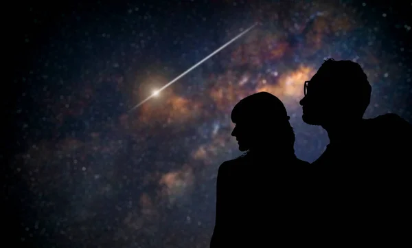 Casal sob as estrelas Via Láctea. O meu trabalho de astronomia . — Fotografia de Stock
