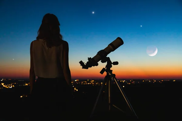 Astrônomo com um telescópio observando as estrelas e Lua com — Fotografia de Stock