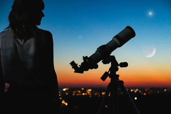 Astronomie met een telescoop kijken naar de sterren en de maan met — Stockfoto