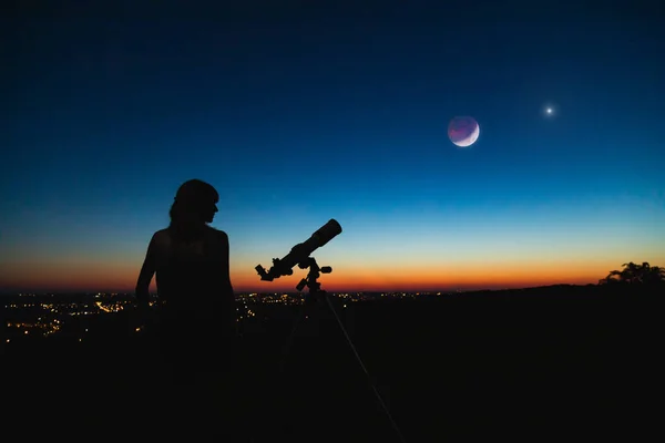 Astronome avec un télescope observant les étoiles et la Lune avec — Photo