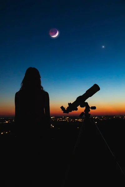 Csillagász teleszkóppal nézi a csillagokat és a Holdat — Stock Fotó