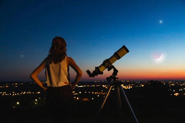 Astronoma z teleskopem obserwującym gwiazdy i Księżyc z — Zdjęcie stockowe